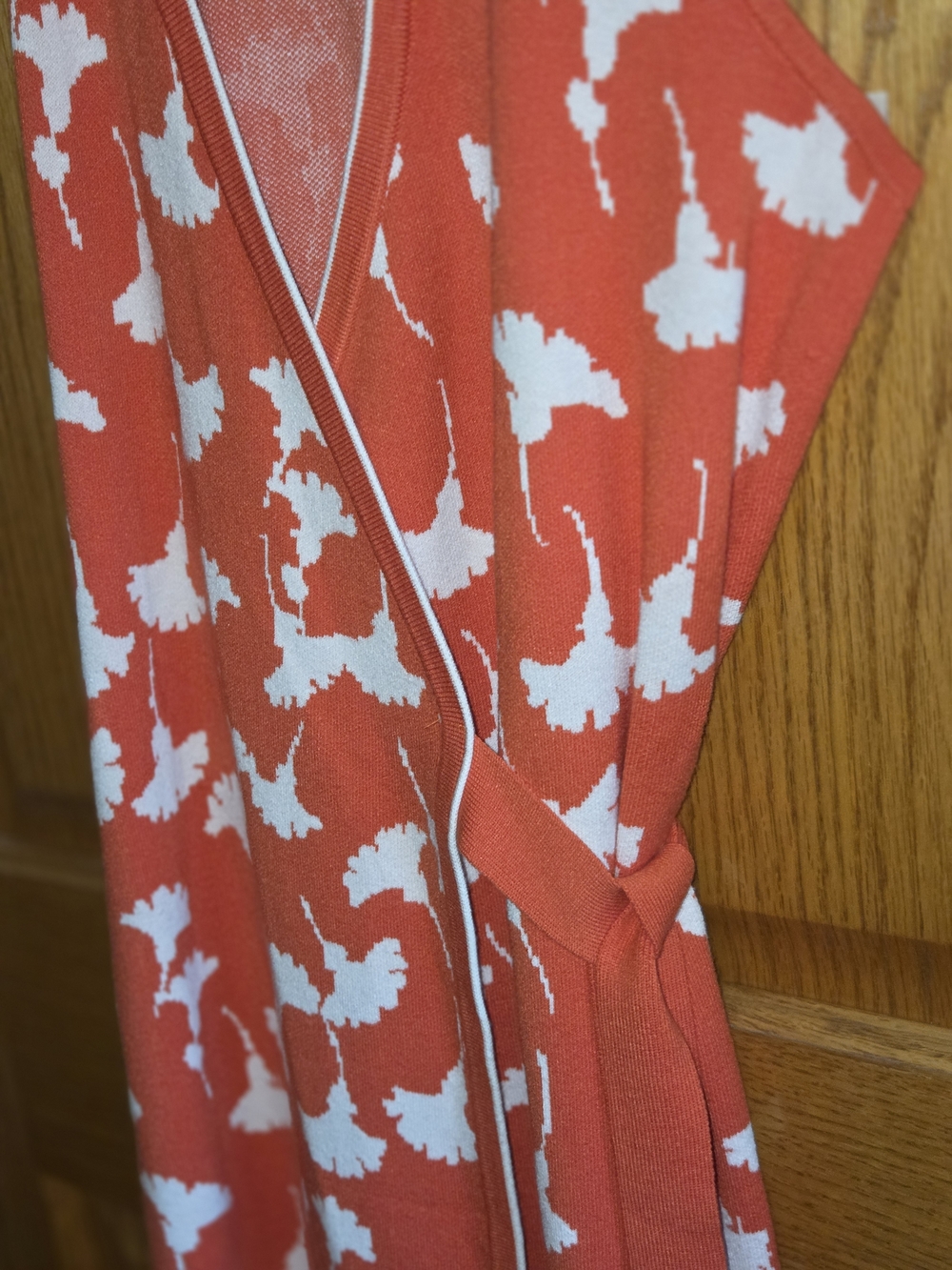 NWT Diane Von Furstenberg Cherry Tomato Orange Ginko leaf in white Knit Wrap